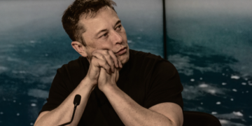 Илон Маск посетил Освенцим и назвал себя «вдохновленным евреем»